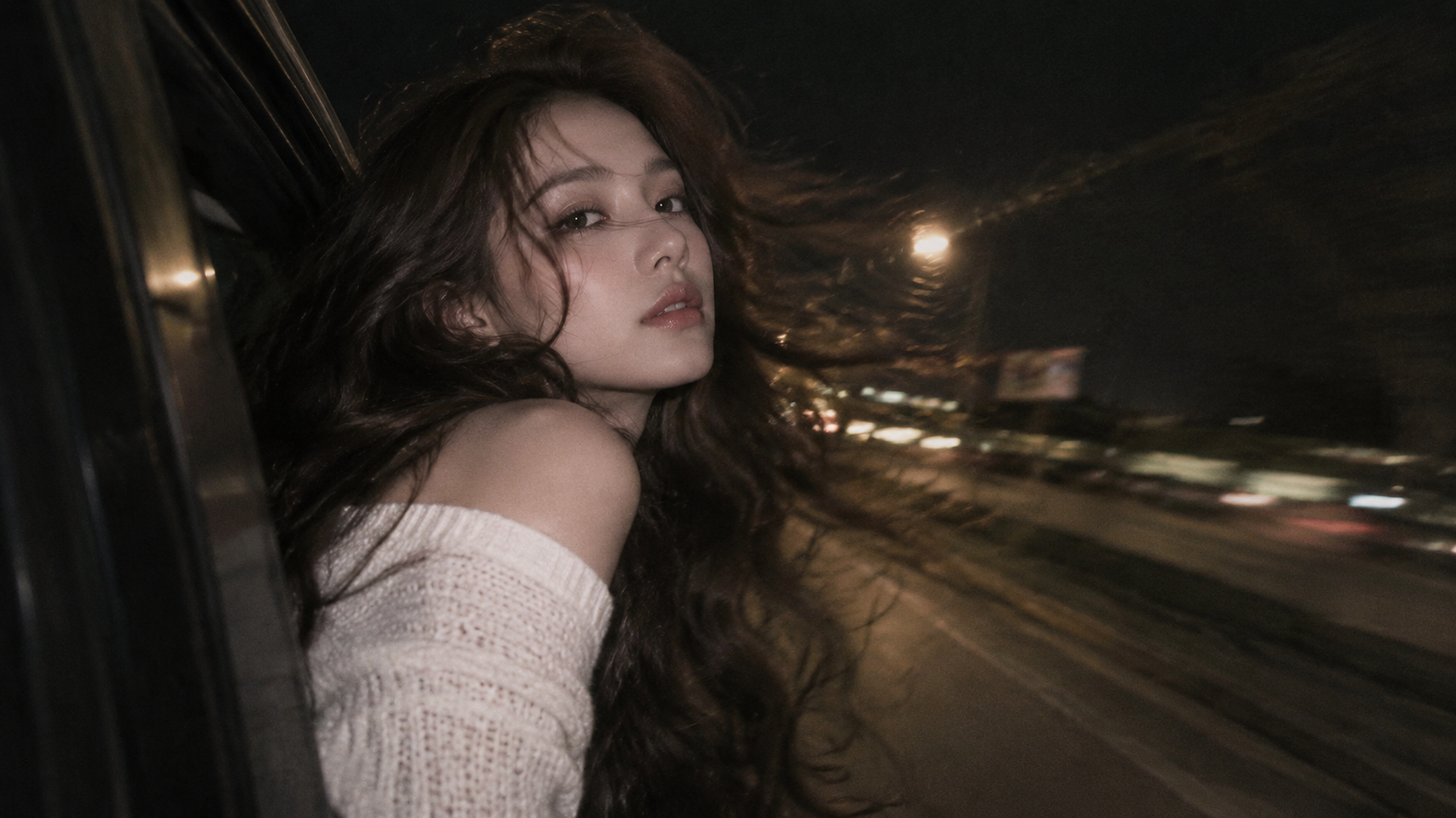夜风中倚靠车窗的复古人像